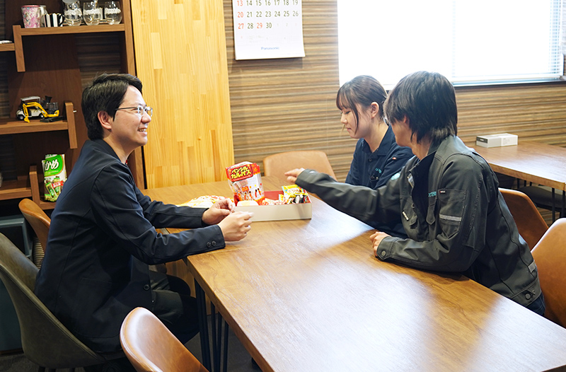 ドリンクサーバー・お菓子・ミネラルウォーター無料